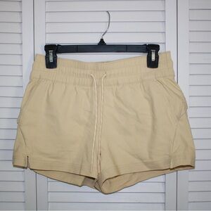 Avalanche Women’s In Wave Short size small in light yellow